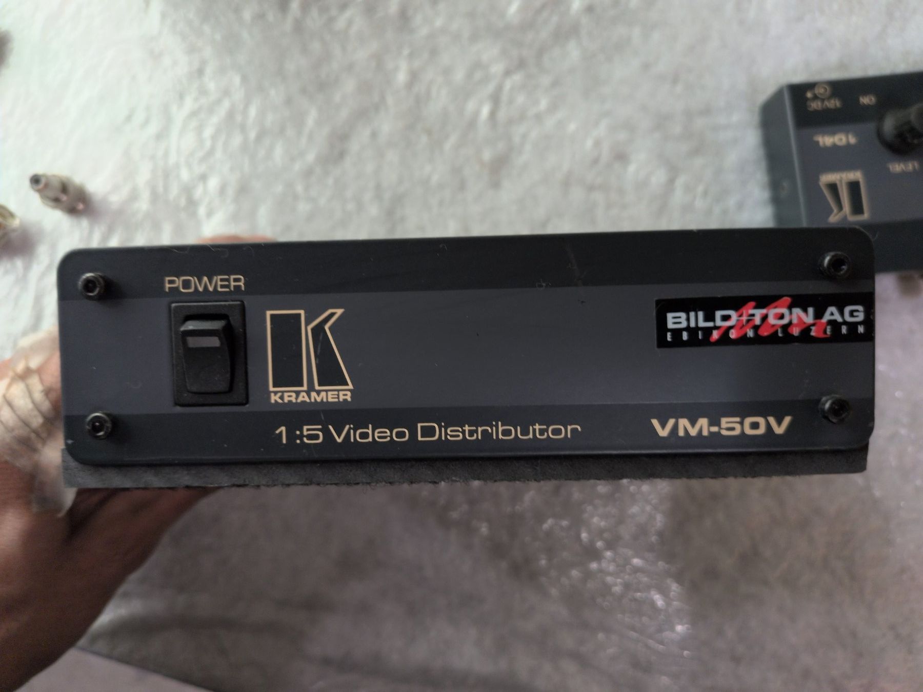 Kramer Convertitori: Kramer VM50V 1:5 Video Distributor + Netzteil 12VDC – Usato da Basel venduto da Fcol
