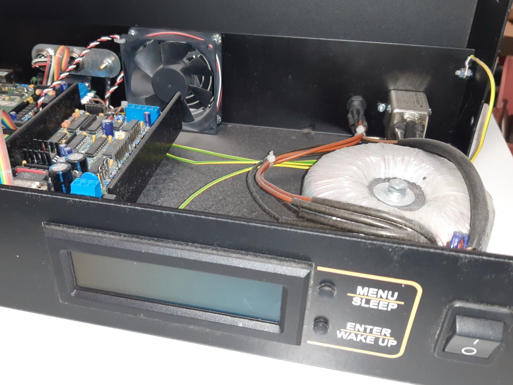 Componenti elettronici: Gerät mit Netzteil, Ringtrafo, Einschaltknopf, Venti etc. – Difettoso da Lohn-Ammannsegg venduto da Molch7 3