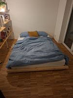 Schlichtes Bett aus Fichte