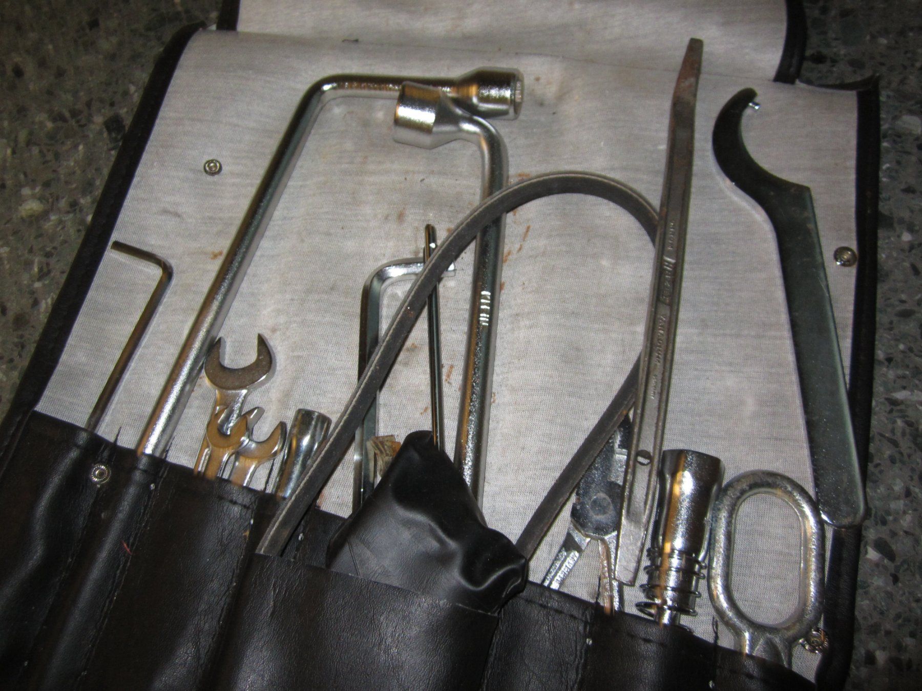 Porsche Tutti pezzi di ricambio auto: Porsche 911 G-Modell original  Werkzeugtasche Toolkit – Usato da Dietikon venduto da exclusive-cars-ag 2