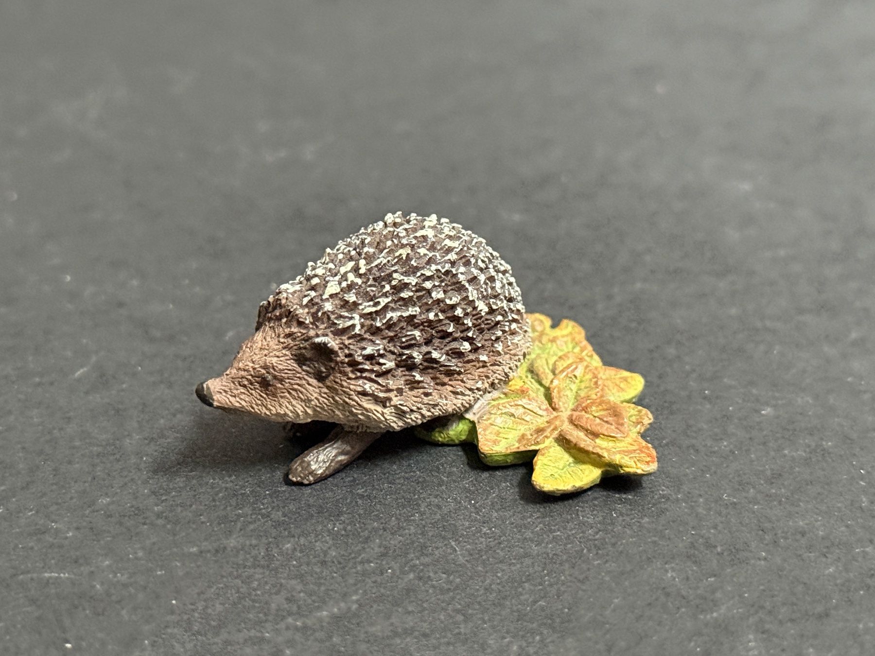Schleich Statuette: SCHLEICH 14726 Igel mit Blätter Wald – Usato da Ennetbaden venduto da mapa05 1