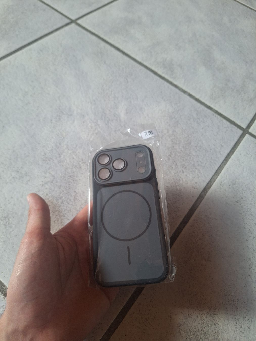 Apple Cover & Protezioni schermo: Iphone 17 Pro Magsafe Hülle grau – Nuovo e nell'imballaggio originale da Luven venduto da sven.caderas