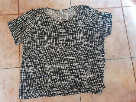 T-Shirt (schwarz-weiss-Linien) in Übergrösse Gr. 54/56