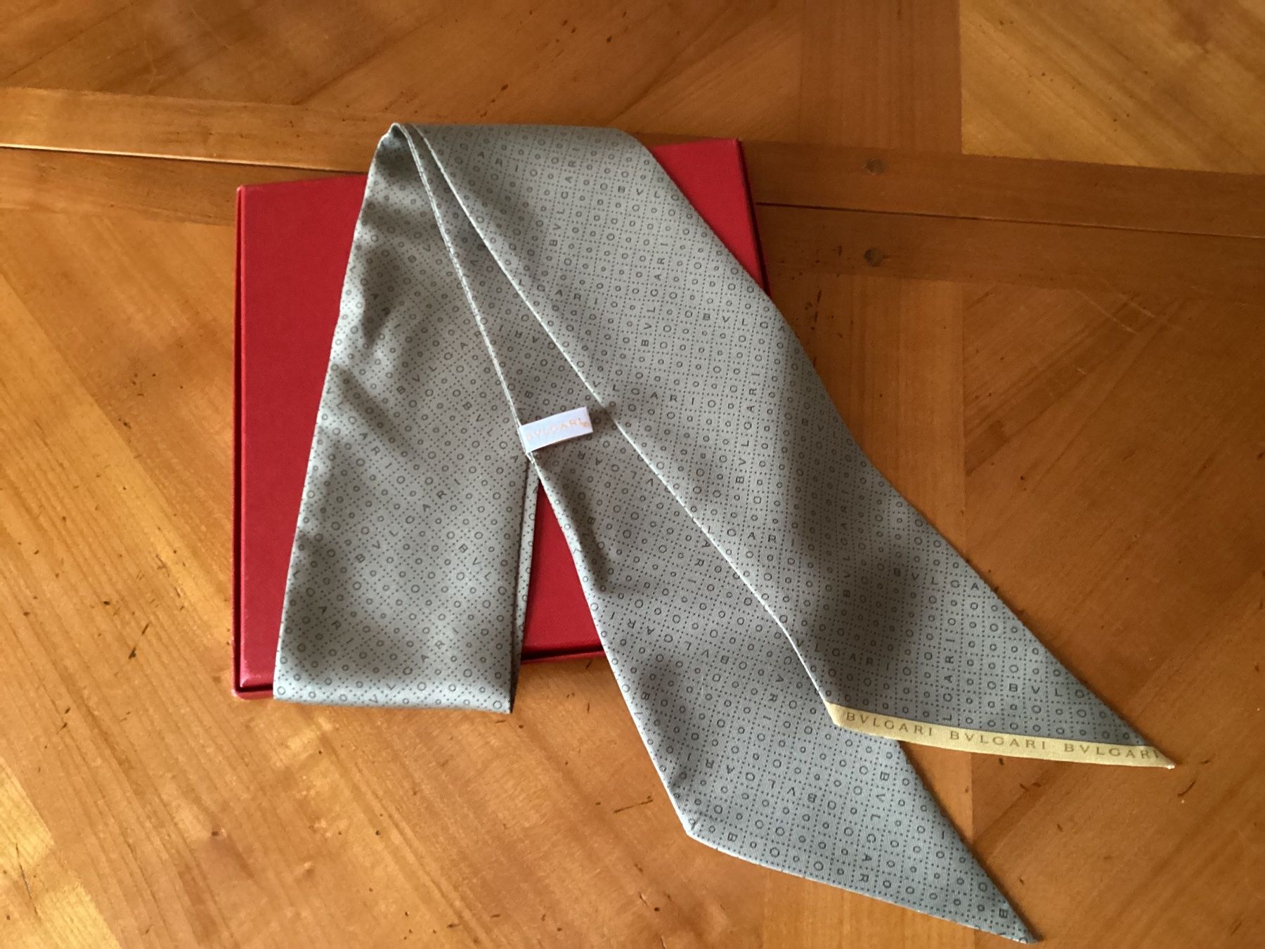 Bulgari Foulard & Sciarpe: BVLGARI – Nuovo (secondo la descrizione) da fribourg venduto da iris18 1