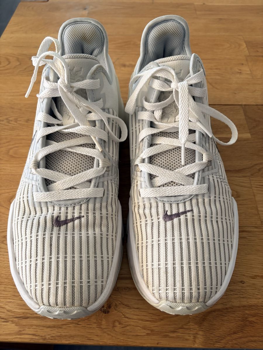 Nike Herrenschuhe: Nike Air Schuhe US 9.5 – Gebraucht aus Seengen von Matrix2020