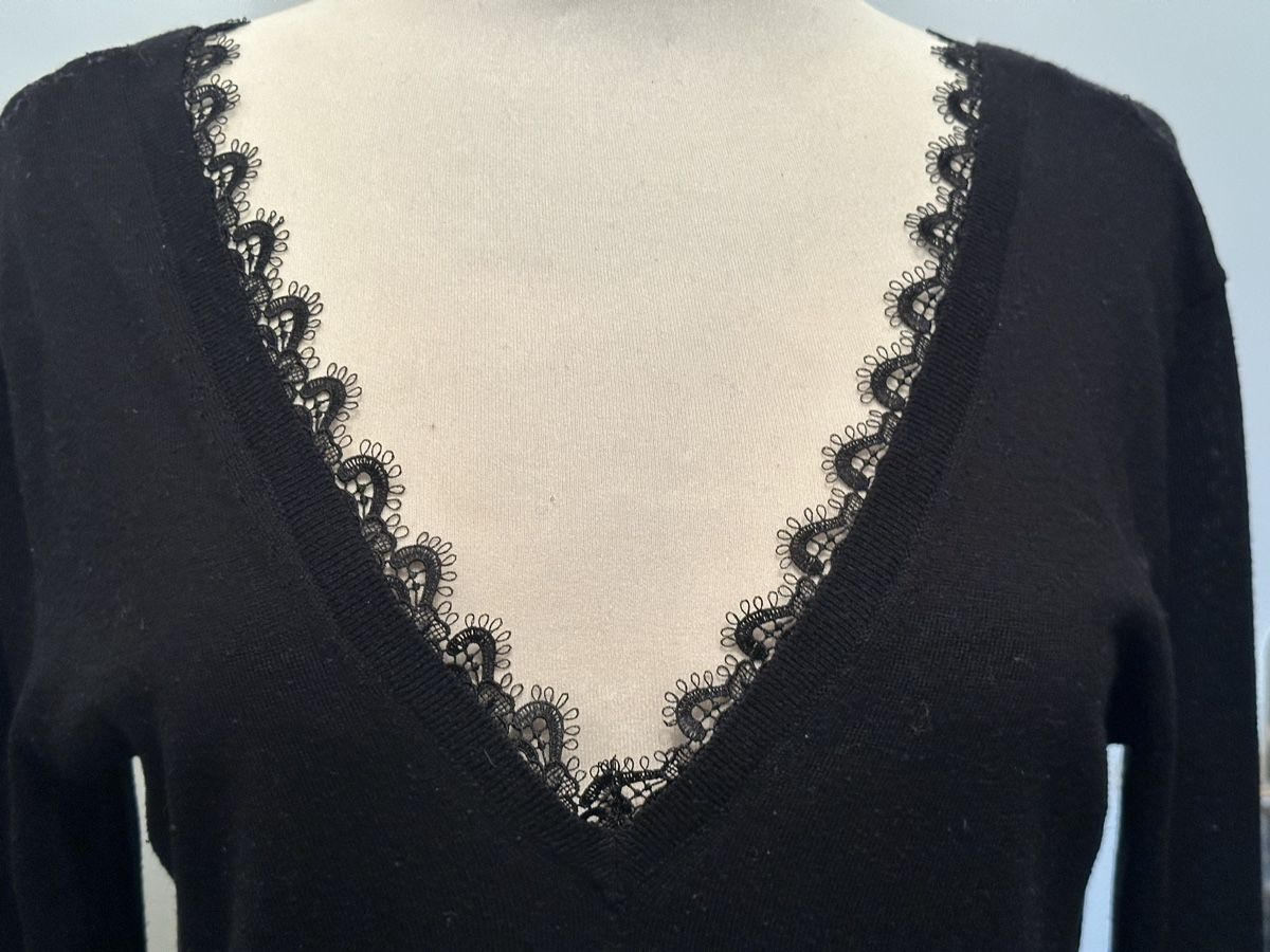 Zara Maglioni & Felpe: ZARA - V-Pullover mit Spitzenausschnitt Gr. L, black – Usato da Dübendorf venduto da san_tt6m 1