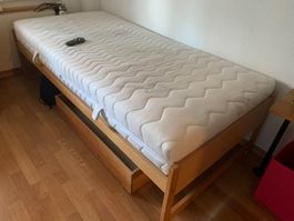 Bett mit elektrisch verstellbarer Matratze 90x190 cm