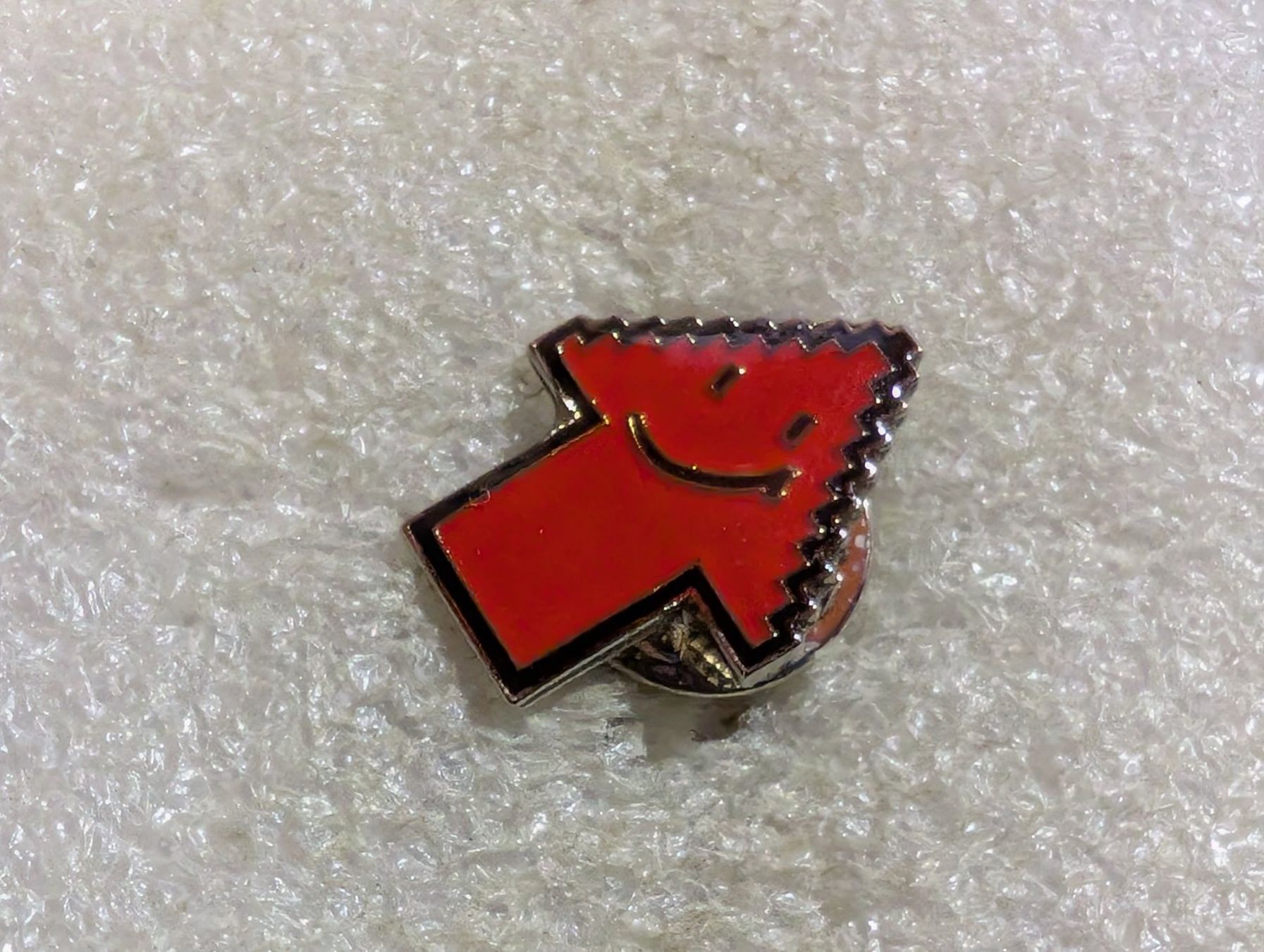 Placchette & Badge: Ansteckpin 2: Roter Pfeil mit Gesicht – Usato da Oppligen venduto da Pin-Fall-Shop