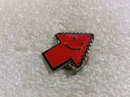 Ansteckpin 2: Roter Pfeil mit Gesicht