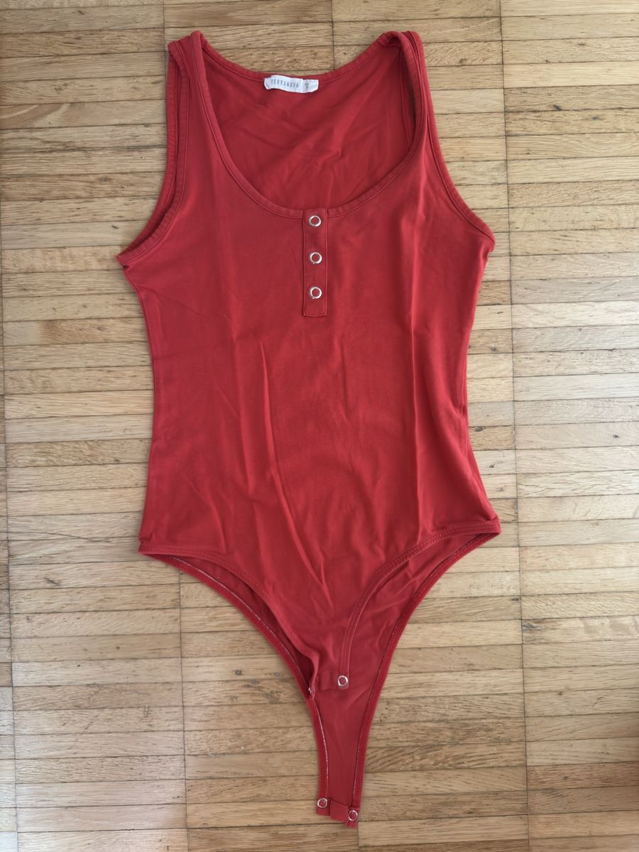 T-shirt: Body rosso – Usato da Basel venduto da ser_qy29
