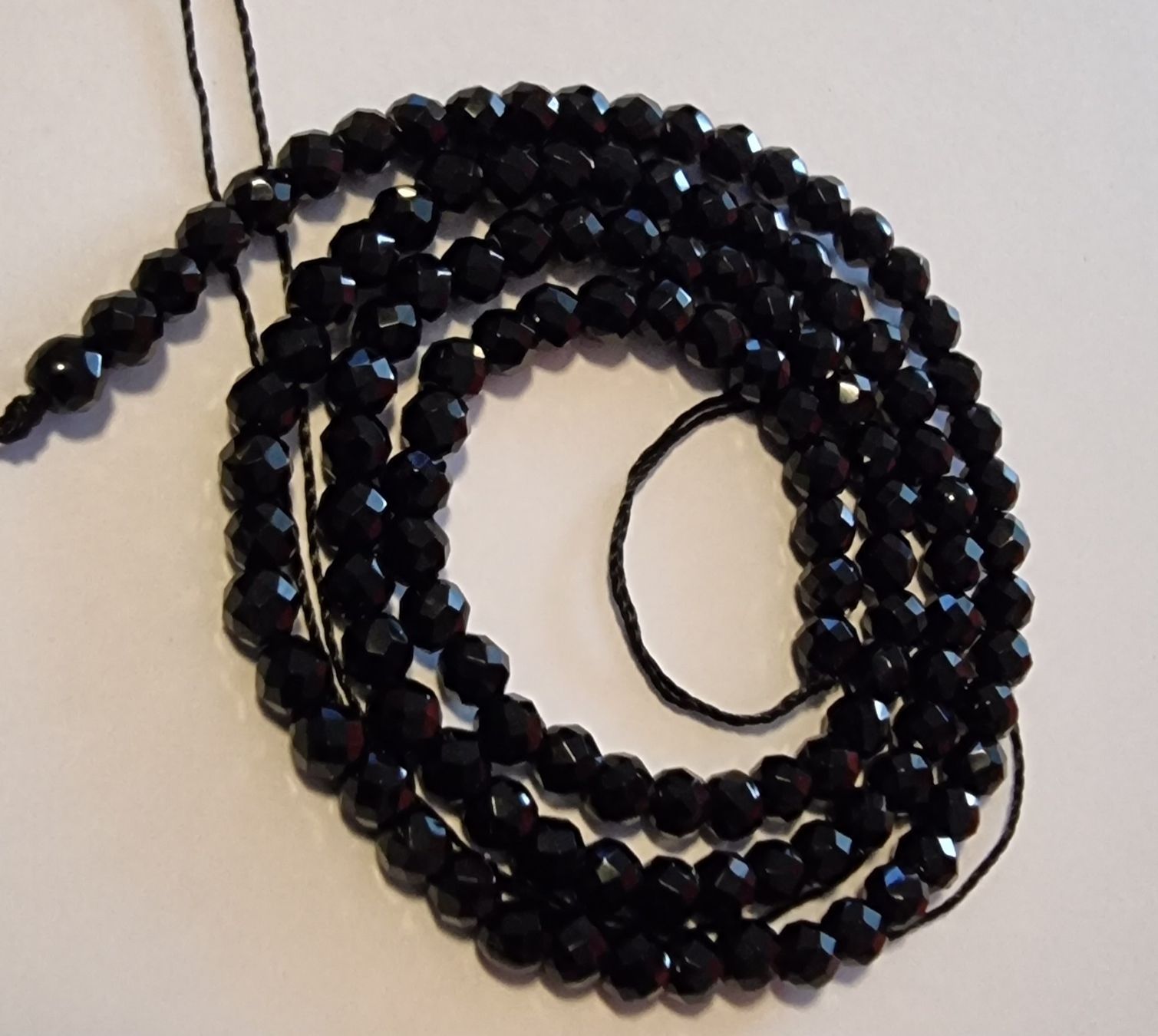 Minerali & Pietre curative: Onyx schwarz facettiert 3mm. Strang – Nuovo e nell'imballaggio originale da Menziken venduto da Mirager 2