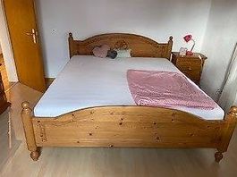 Doppelbett u. Nachttische aus Holz in Einzelanfertigung