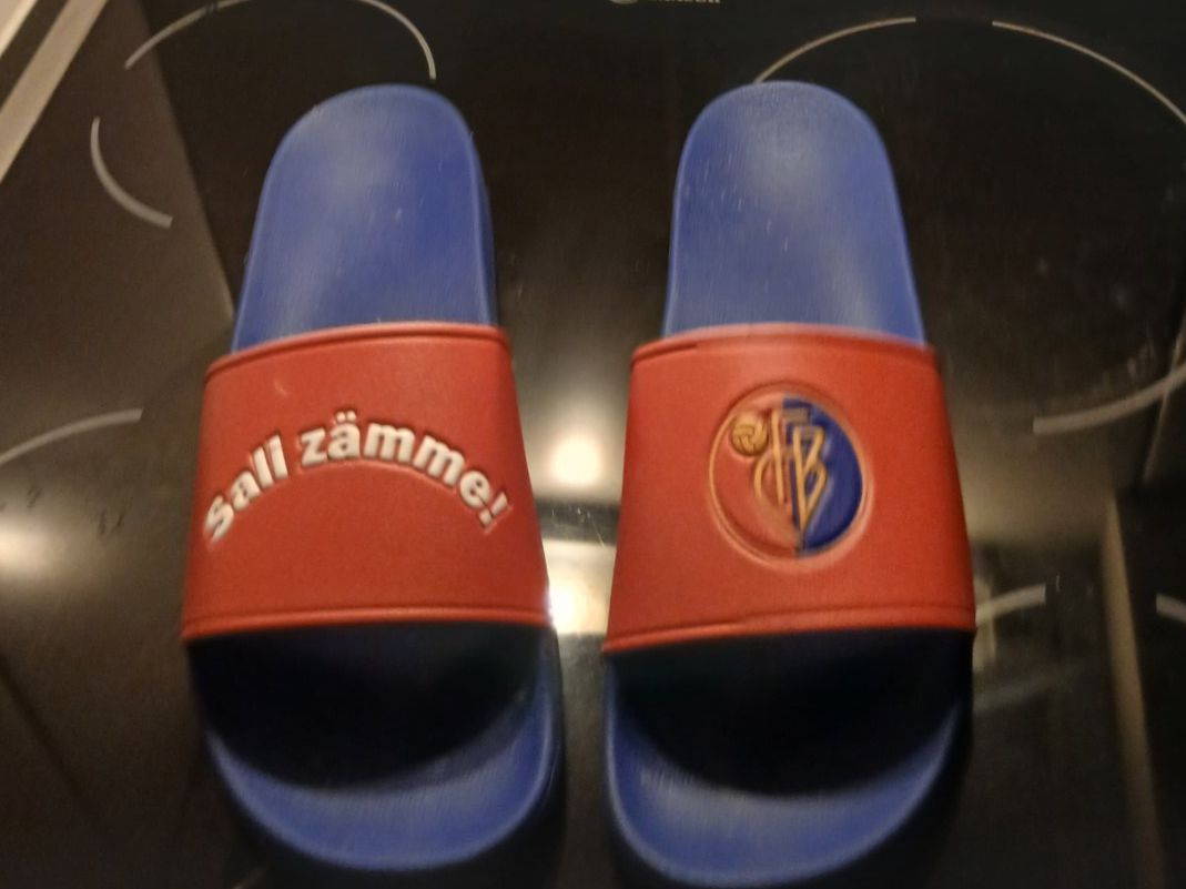 Chaussures hommes: FC Basel Flip Flops – D'occasion à Oberglatt ZH par Sandro0124