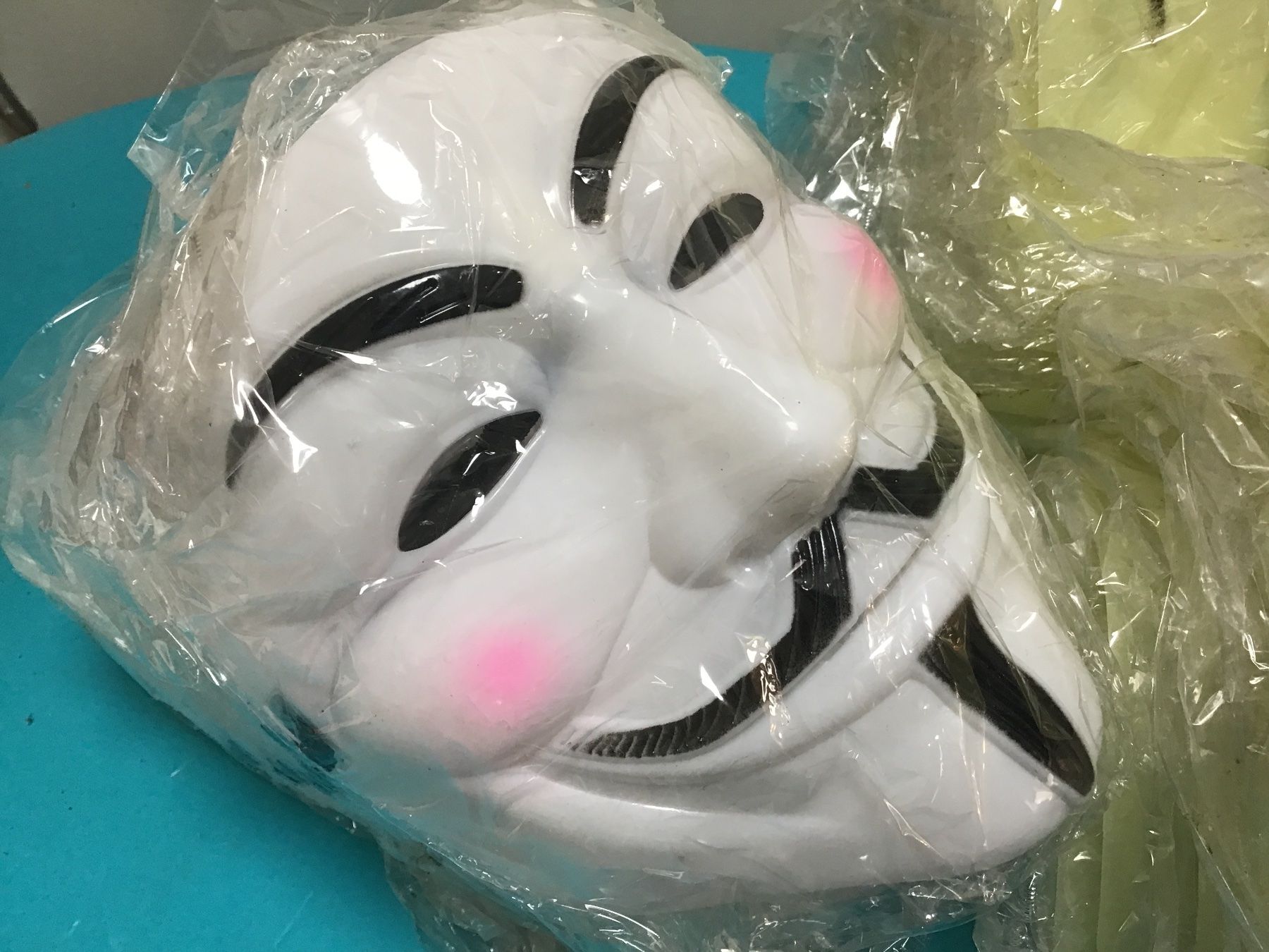 Masques: 37 masques anonymous, vendetta, Guy Fawkes – Neuf avec emballage d'origine à Lausanne par topthai 2