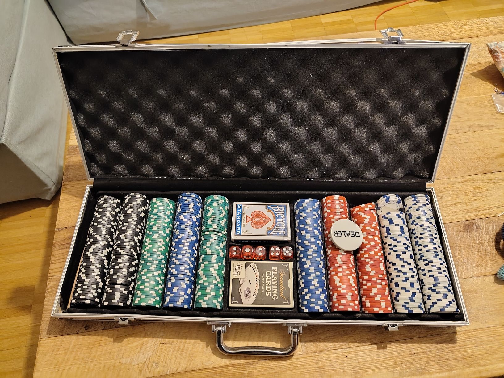 Spiele: Poker Koffer mit 500 Chips und Karten – Gebraucht aus Basel von buyitnow7