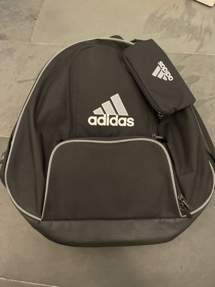 Adidas Rucksäcke: Schwarzer Adidas Rucksack – Gebraucht aus Unterkulm von AnoliOccasion