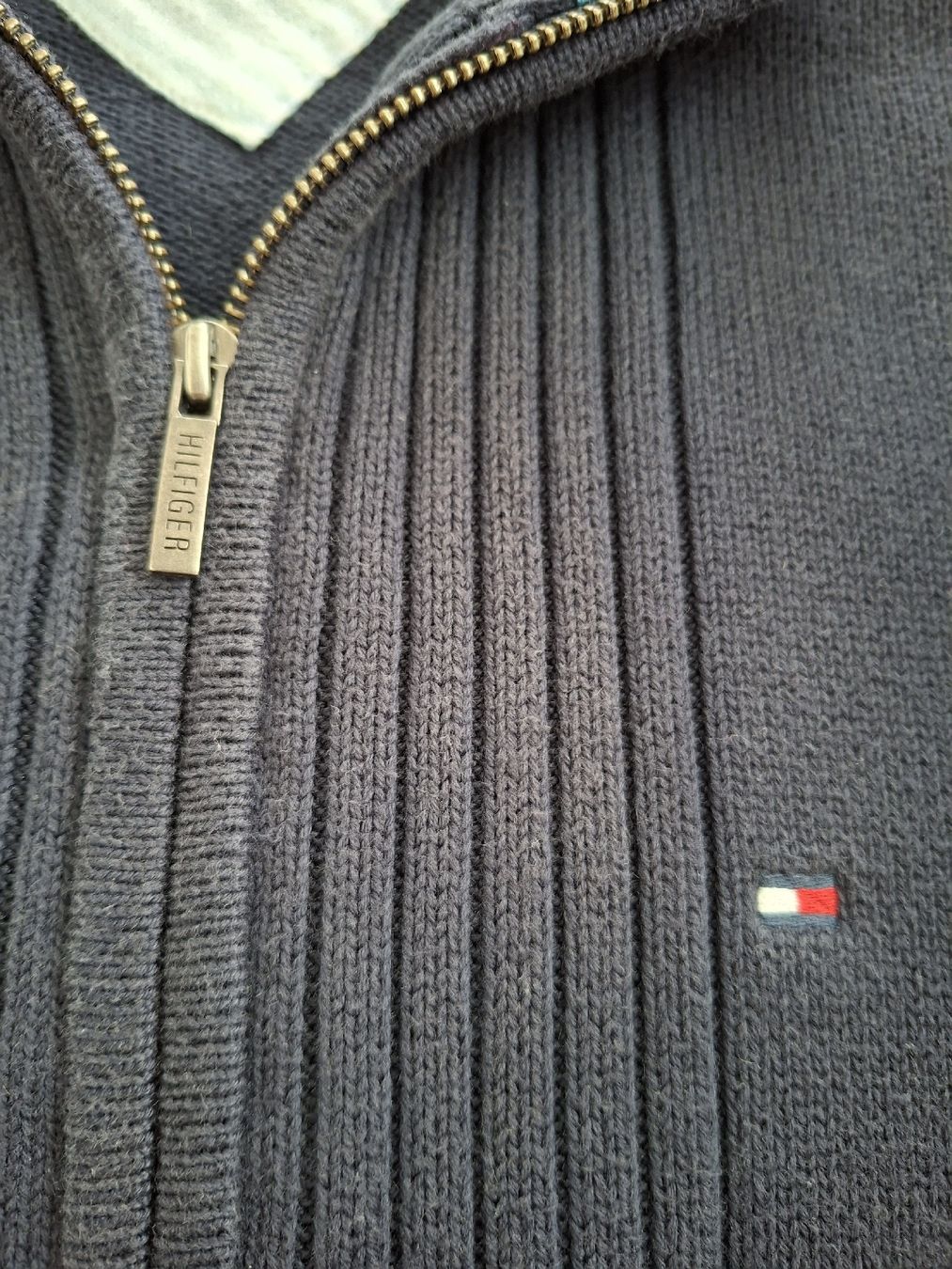 Tommy Hilfiger Maglioni & Felpe: Pull Tommy Hilfiger bleu marine zippé, Taille XL – Usato da Renens VD venduto da ser_j2fn 2