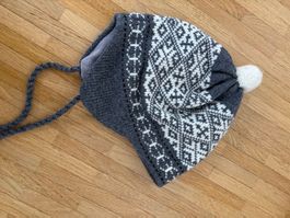 Warme Wintermütze mit Bommel, Grau/Weiss