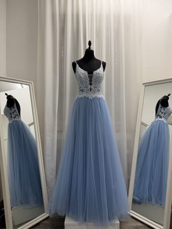 Elegantes hellblaues Ballkleid mit zartem Spitzendetail 36