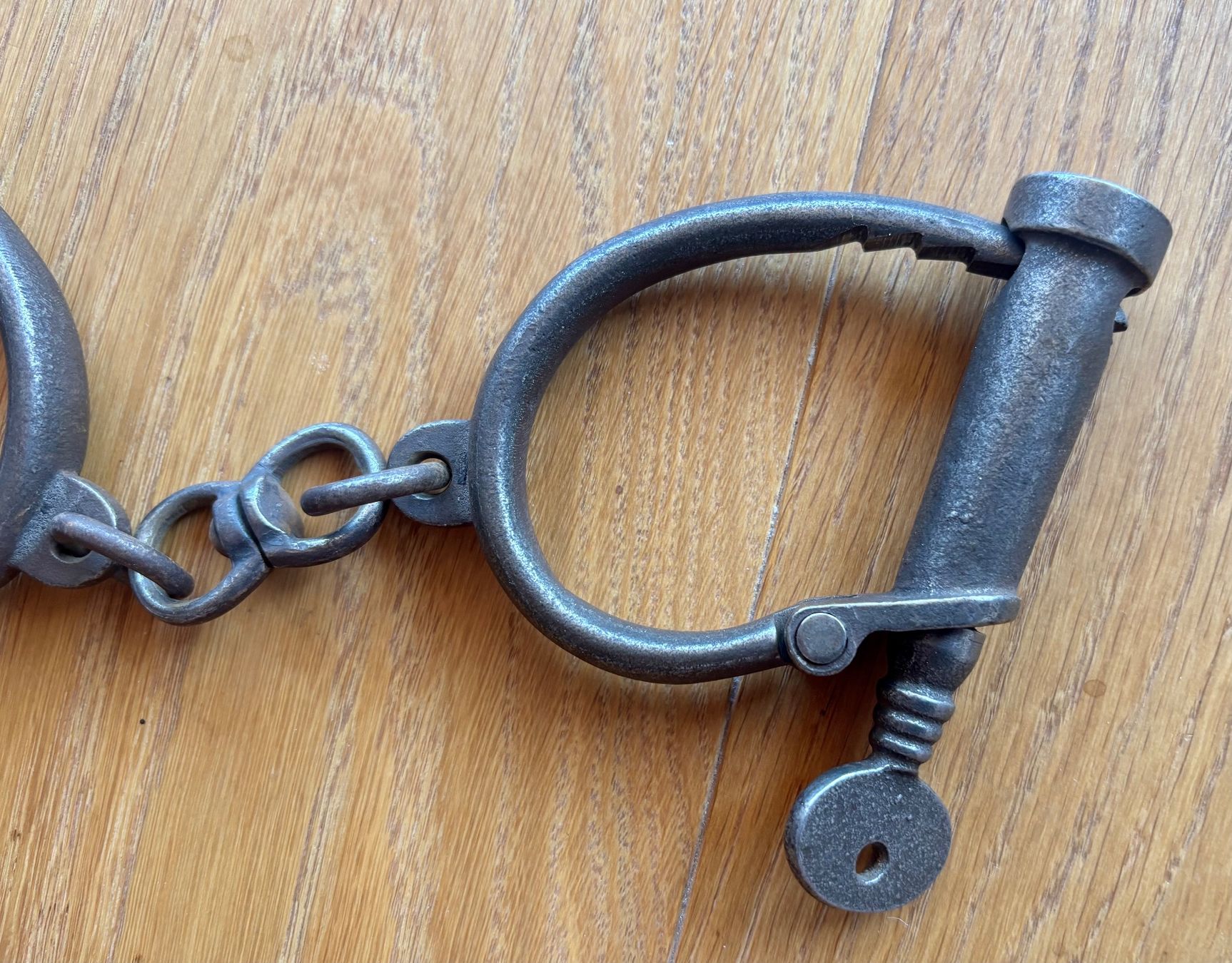 Sonstiges für Firmenanlässe & Parties: Originale antike geschmiedete Handschellen, Handfesseln – Gebraucht aus Lüchingen von Eeizo 4