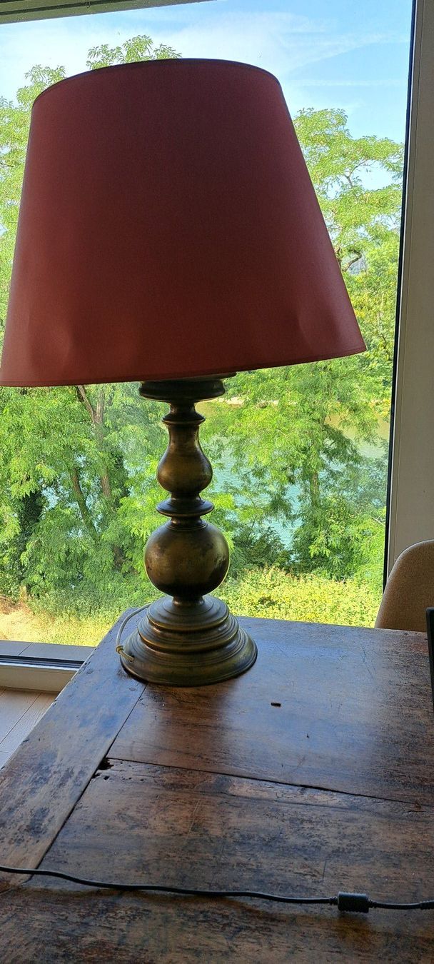 Lampade: Tischlampe aus Messing mit rotem Schirm – Usato da Vogelsang AG venduto da MargitK