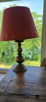 Tischlampe aus Messing mit rotem Schirm