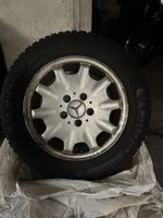 Klassische Gullideckel Felgen von Mercedes 