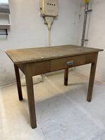 Alter Holztisch mit Schublade 