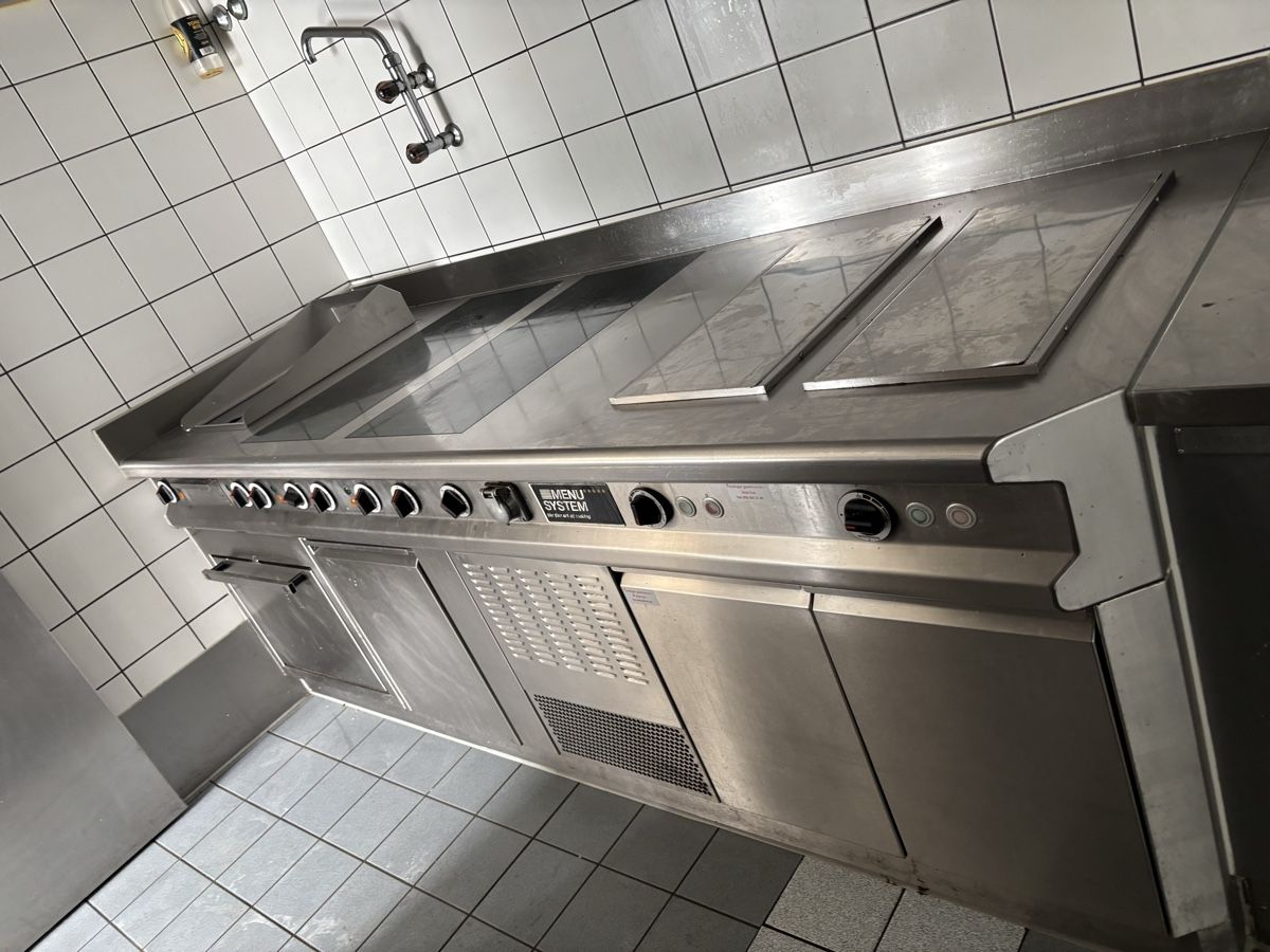 Komplettküchen: 4 Induktionsplatten, Grill und Doppelfriteuse Menü System – Gebraucht aus Dietikon von dia_y8y5 4