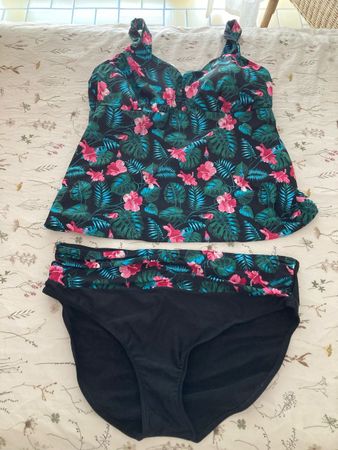 Costume colorato, non è mai stato usato per taglia sbagliata