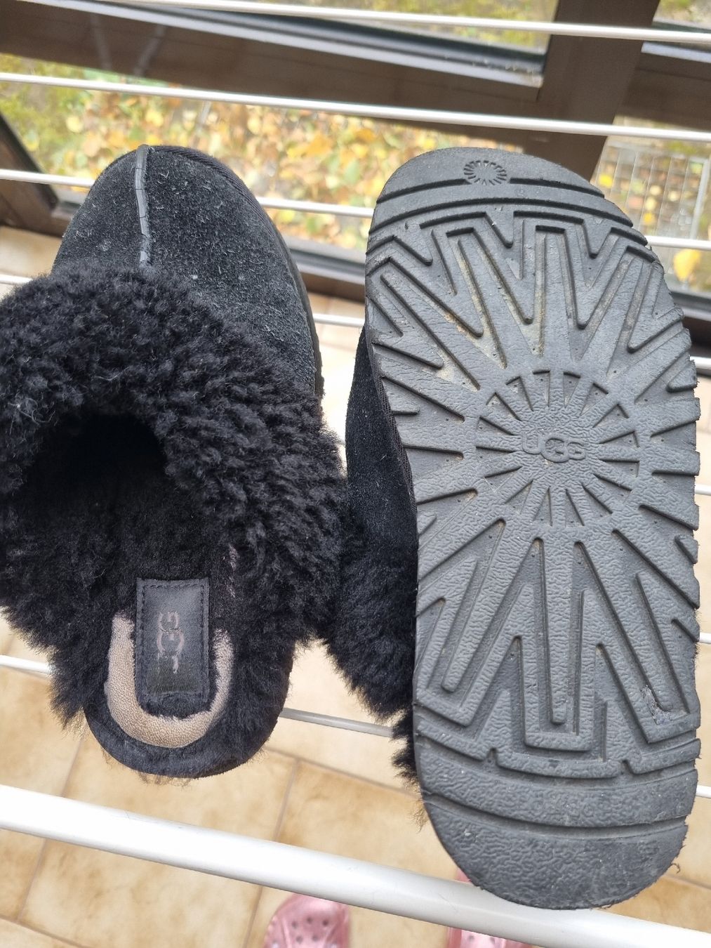 Ugg Scarpe da donna: chaussons ugg noirs t38 – Usato da Ste-Croix venduto da lnbu1 1