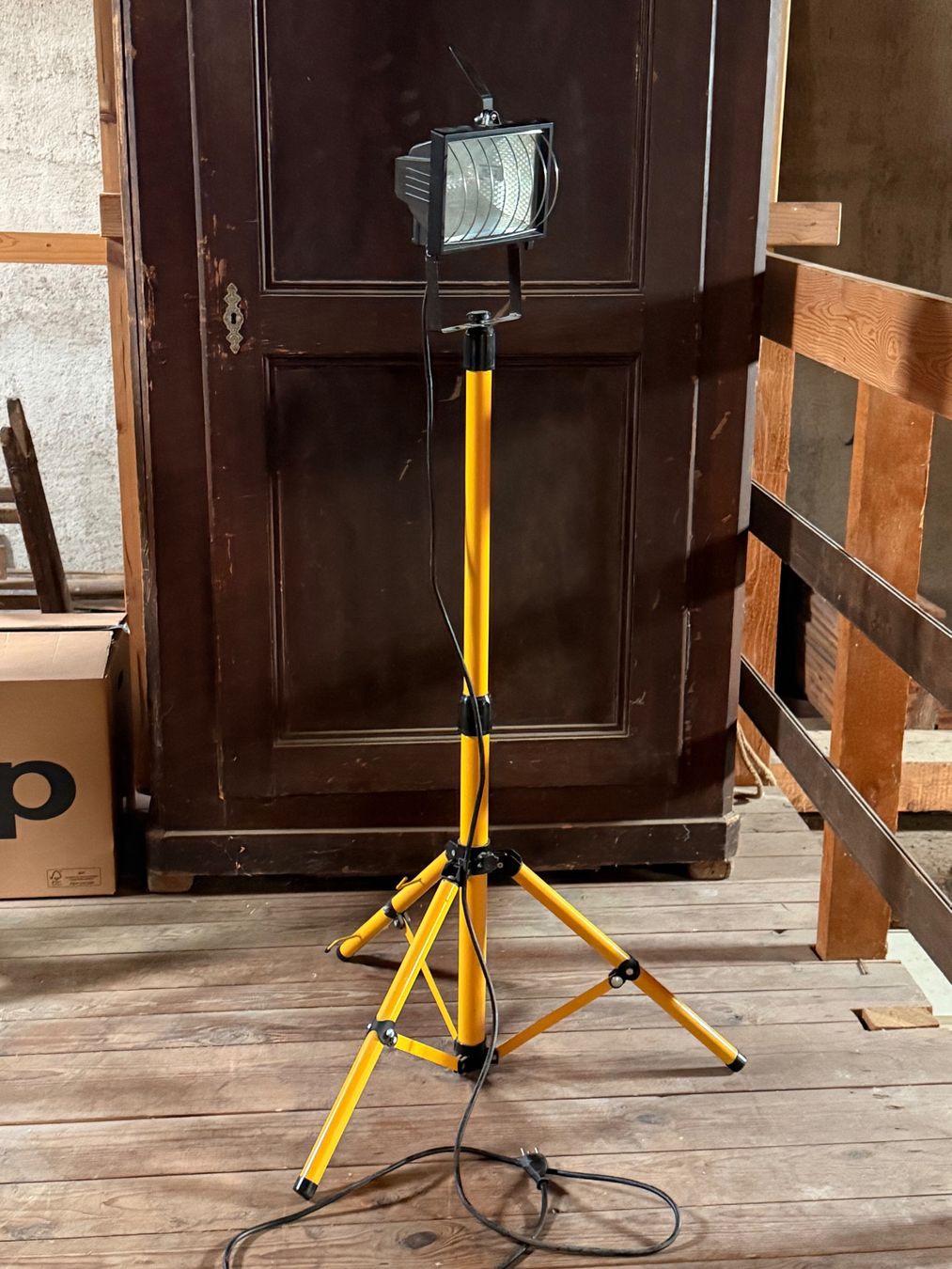Lampade: Halogenlampe mit Stativ – Usato da Zürich venduto da El-Ga 1
