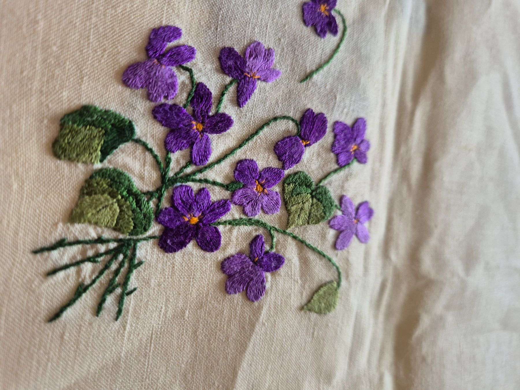 Altra biancheria da tavola: Handgestickte Tischdecke mit Veilchenmuster, Vintage Stil – Usato da Bern venduto da aronari 8
