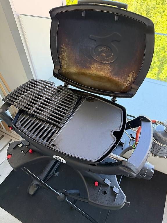 Weber Griglie: Weber Q1000 Gas BBQ + Original Stand + Plate + 3 Cylinders – Usato da Zürich venduto da giu_h9dh 3