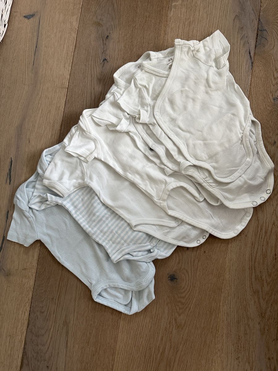 H&M Chemises, Tops & T-shirts: Kurzarm Bodys Gr. 56 – D'occasion à Herzogenbuchsee par GyK87