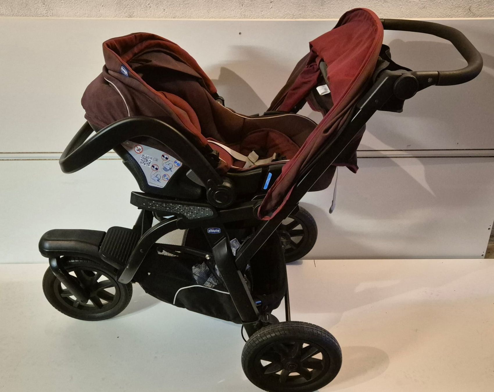 Chicco Carrozzine: Chicco Trio Activ3 poussette 3-en-1 + accessoires – Usato da Prilly venduto da Ledanaki 3