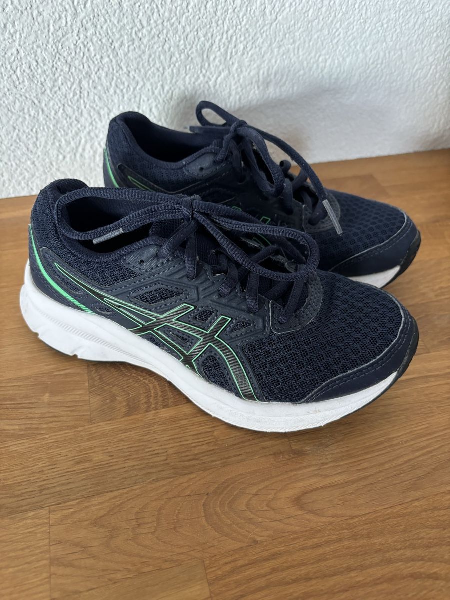 Asics Chaussures hommes: Laufschuh Asics Gr. 33 – D'occasion à Schwarzenburg par san_b9g2