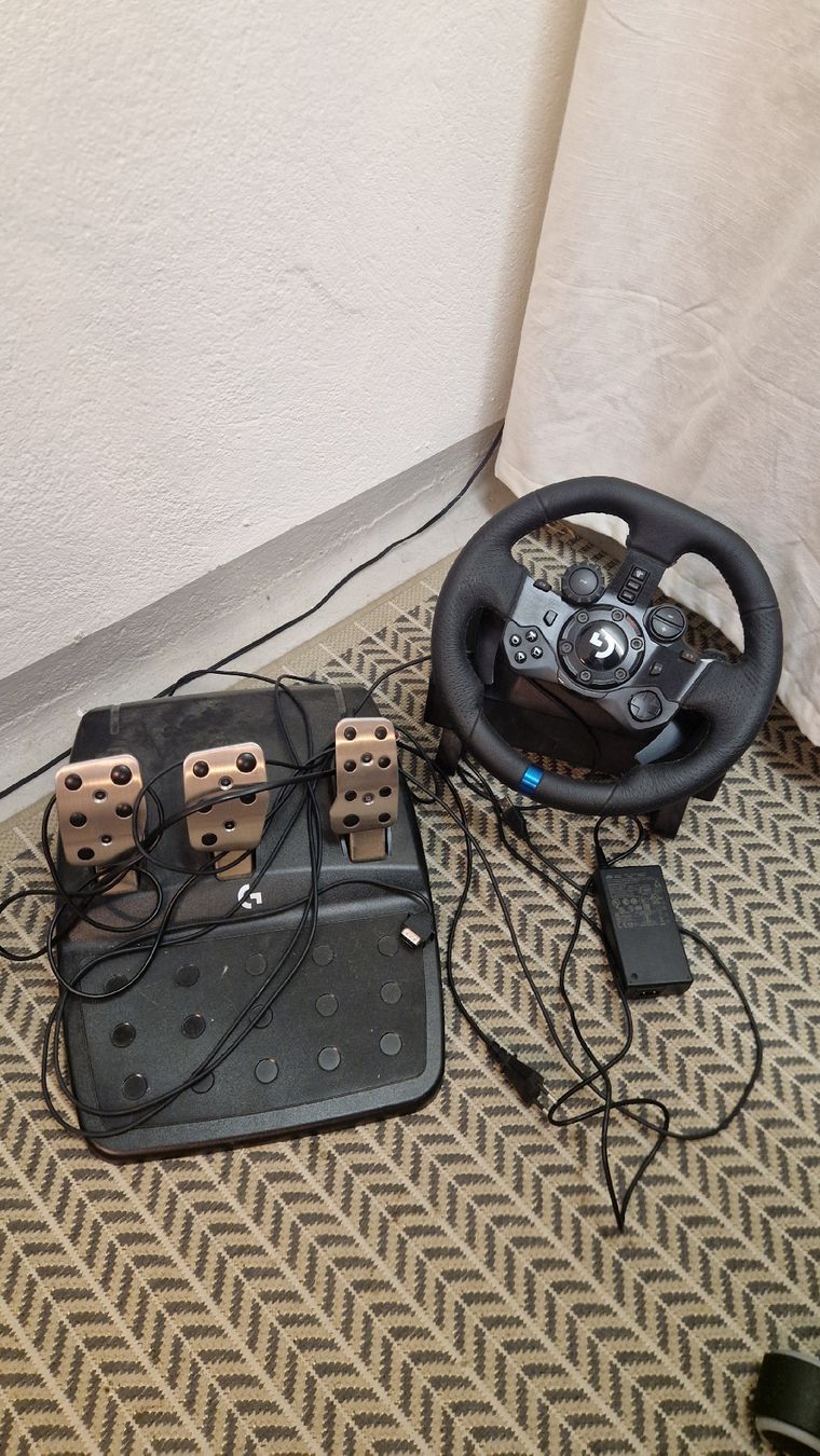 Logitech Controller: Logitech G923 Driving Force Lenkrad mit Pedalset – Usato da Uznach venduto da mauriceeeeee