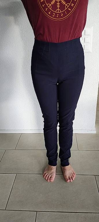 Pantaloni: Office Hosen, dunkelblau, Gr. 34 – Usato da Bülach venduto da Surbetone