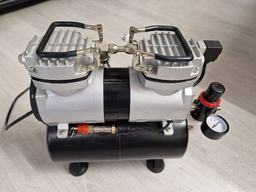 Compresseurs: Airbrush Mini Kompressor mit 3,5L Lufttank/6 bar/Auto Stop – D'occasion à Oberrohrdorf par nad_yn5l