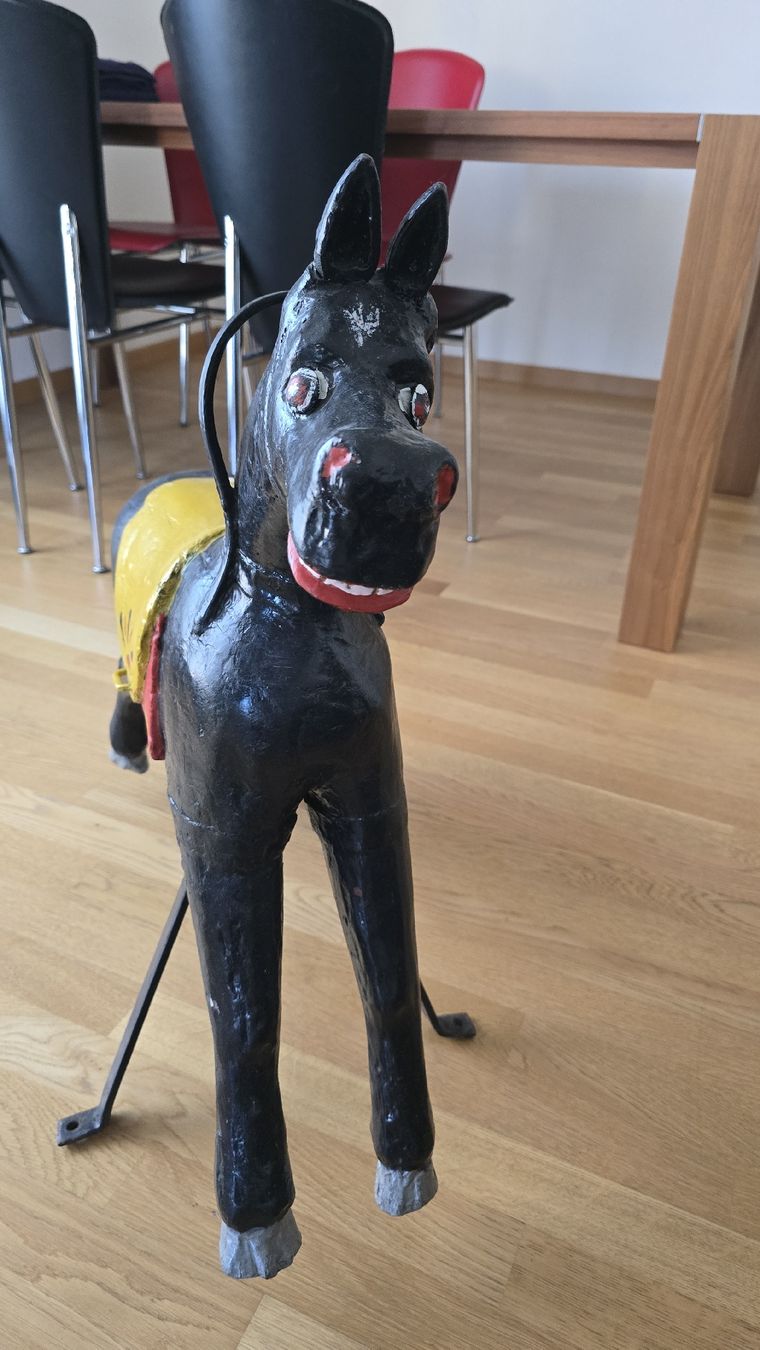 Figuren: Kleines, sehr stabiles "Karusellpferdchen" aus Metall – Gebraucht aus zürich von Wunderkind