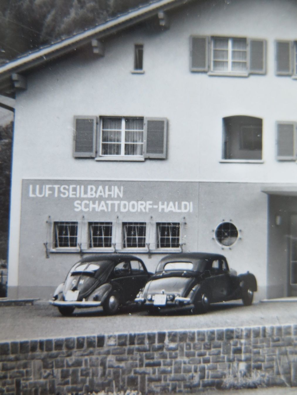 Ansichtskarten: SCHATTDORF - LUFTSEILBAHN SCHATTDORF-HALDI - ALTE AUTOS – Gebraucht aus Wittenbach von lipasal 1
