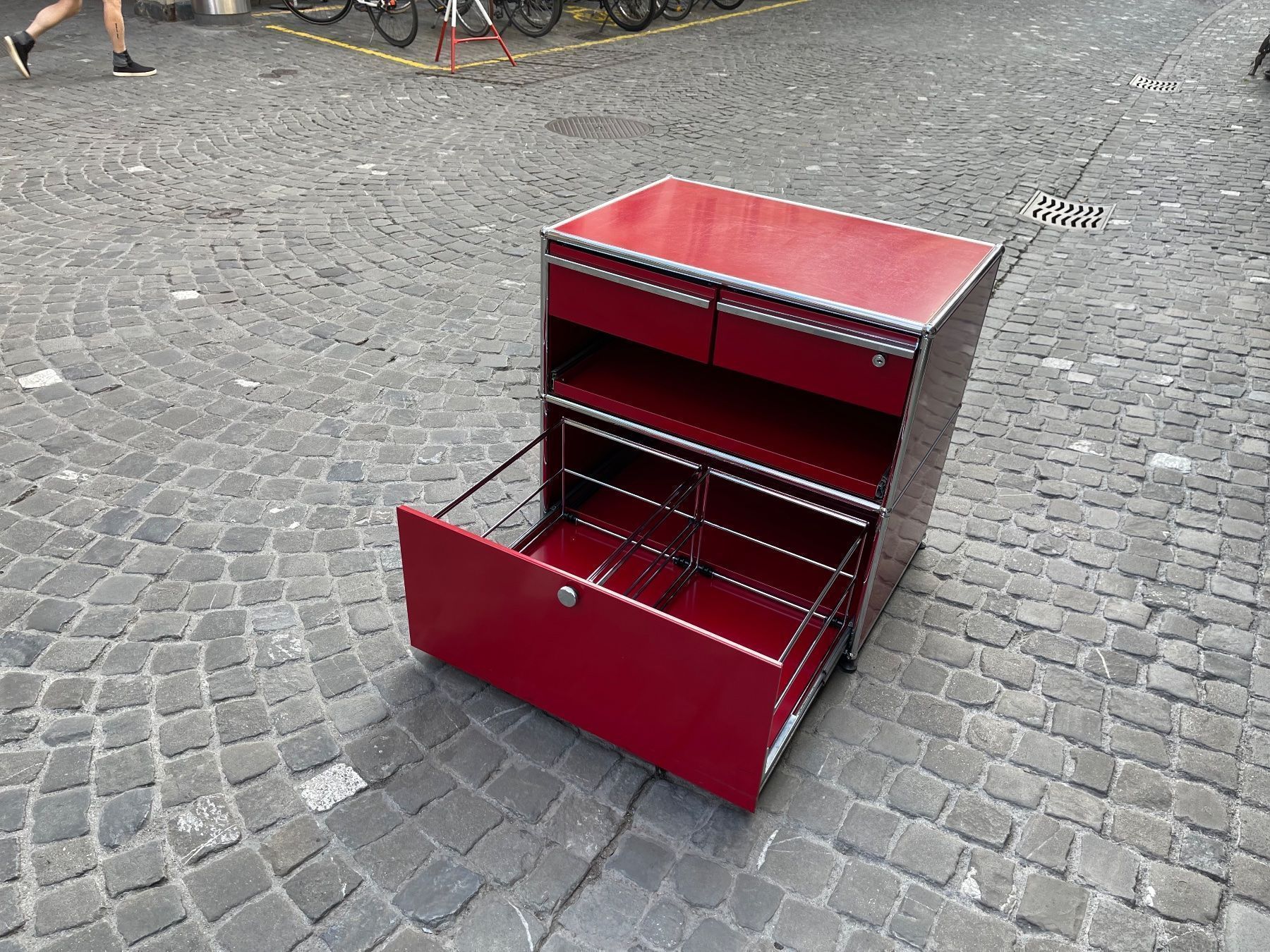 USM Cassettiere: USM Sideboard Rot Lieferung Gratis – Usato da Thun venduto da Thuno6 6