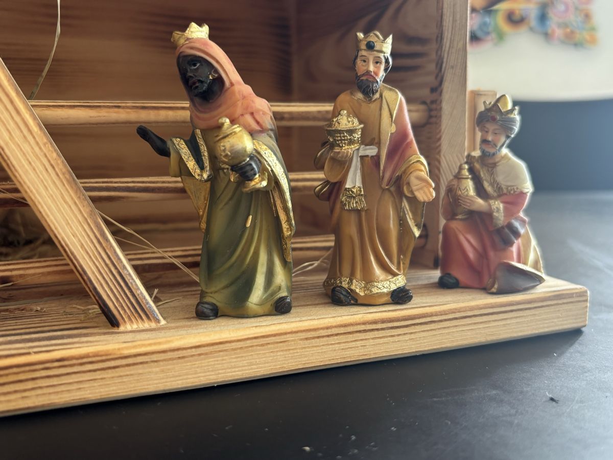 Tutte le decorazioni: Holz Krippe mit Figuren – Usato da Wintersingen venduto da Symphoricarpos 3