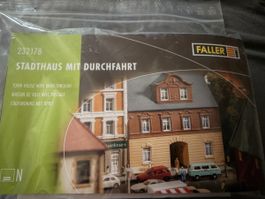 Faller Stadthaus mit Durchfahrt Spur N 232178 neu