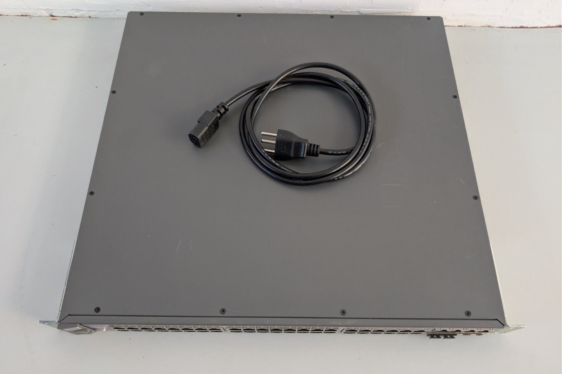 Hewlett Packard Hub & Switch: HPE ProCurve Switch 2848 48-Port – Usato da Dietlikon venduto da ComdatAG