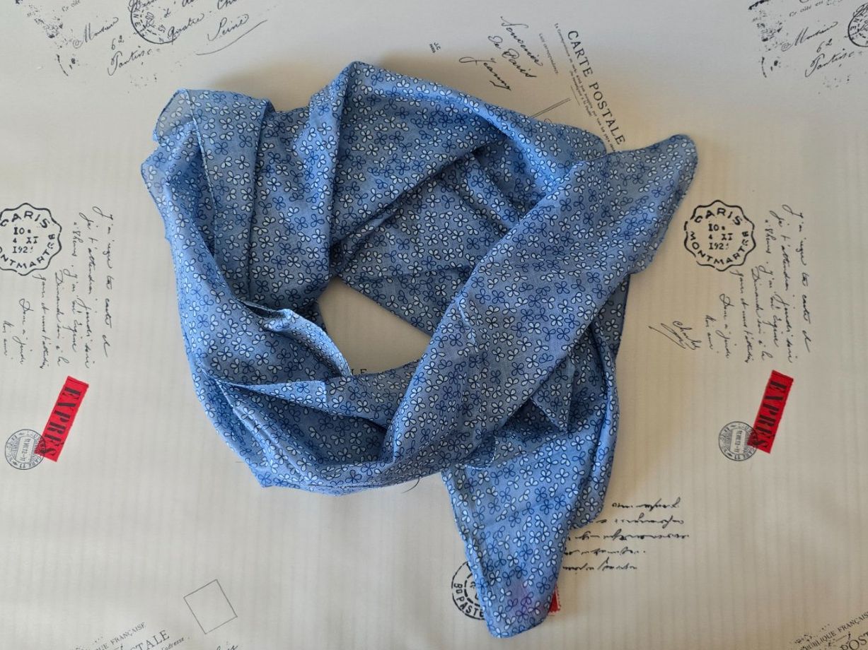 Foulards, Tücher & Schals: Luftiger Baumwoll-Schal 🧣 Hellblau mit Blumenmuster – Neu und originalverpackt aus Thalwil von VitaMini 1