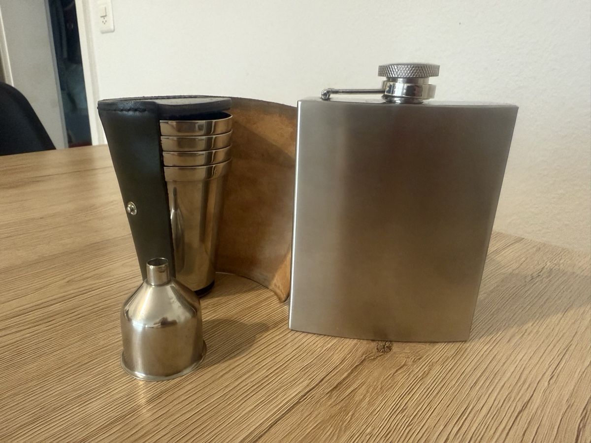 Sonstiges: Flachmann-Set Edelstahl 18/8 mit 4 Bechern & Etui – Gebraucht aus Wettingen von Ni_la_lo 4