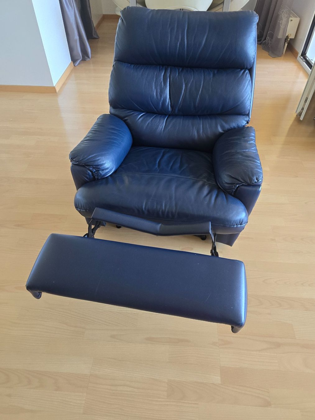Poltrone: Bequemer Relaxsessel, dunkelblaues Leder – Usato da Emmenbrücke venduto da nev_hh85 2