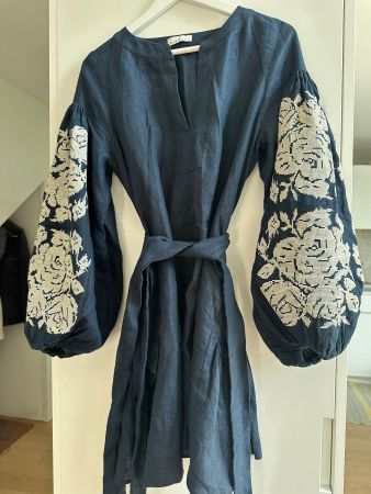 Edles Boho-Leinenkleid mit aufwendiger Blumenstickerei